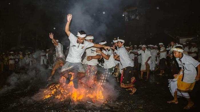 Prosesi ritual nyekjek api dalam rangka menyambut Nyepi adat di Desa Adat Pundukaha Kaja, Kecamatan Nusa Penida, Klungkung, Minggu (25/2/2024). (Istimewa).