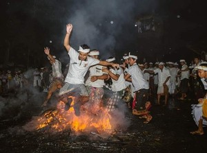 Tradisi Menginjak Api Menjelang Nyepi di Bali