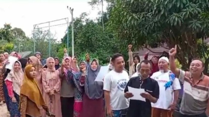 Puluhan warga terdiri dari emak-emak mengeruduk rumah kades karena listrik sering padam.
