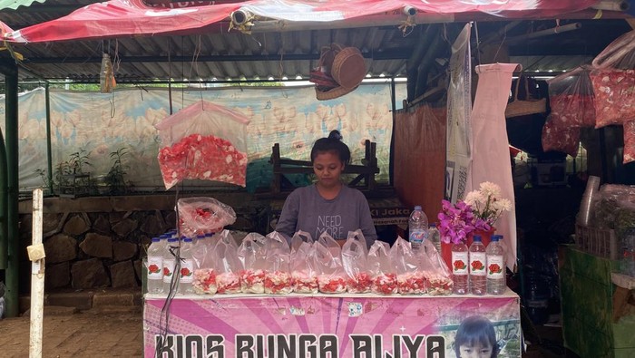 Putri penjual bunga di TPU Karet Bivak