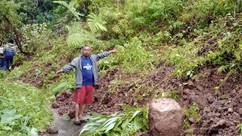 Ruas jalan di Desa Gurung, Kecamatan Welak, Kabupaten Manggarai Barat, Nusa Tenggara Timur (NTT), tertimbun longsor sejak Rabu (21/2/2024) malam. (Foto: Istimewa)