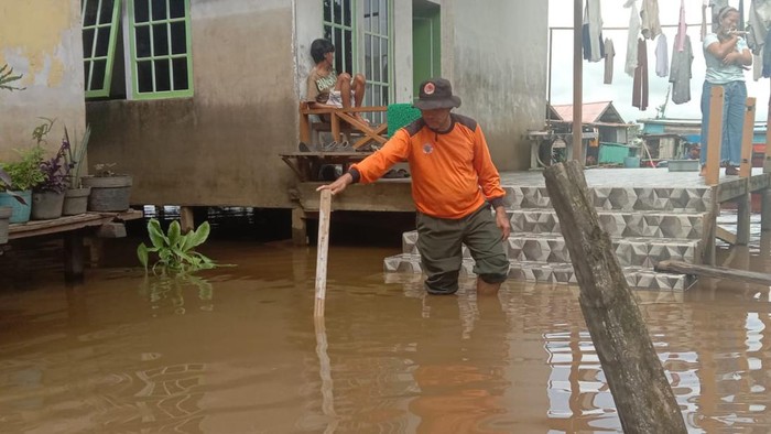 Rumah warga di Kabupaten Sintang terendam banjir.