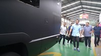 Mantan presiden RI, Susilo Bambang Yudhoyono (SBY), dan anaknya, Agus Harimurti Yudhoyono (AHY), baru-baru ini berkunjung ke garasi karoseri Adiputro di Malang, Jawa Timur. SBY dan AHY pun tertarik dengan salah satu produk spesial Adiputro, yakni bus Big Benz Commander. Foto: Tangakapan layar YouTube Adi Putro Official