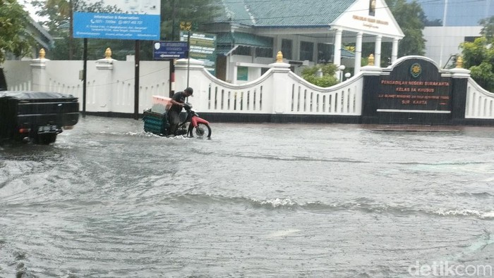 Sejumlah ruas jalan di Kota Solo tergenang air, Minggu (25/2/2024).