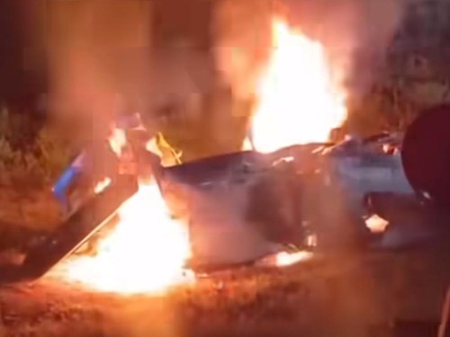 Sejumlah warga di Kelurahan Lasiana, Kecamatan Kelapa Lima, Kota Kupang, membakar sepeda motor milik seorang pria yang diduga hendak mencuri HP. (Foto: Istimewa)