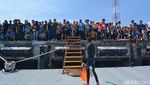 Serunya Lomba Renang Selat Madura di Surabaya