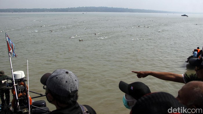 Serunya Lomba Renang Selat Madura Menyambut HUT Kopaska Serunya Lomba Renang Selat Madura Menyambut HUT Kopaska
