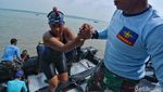 Serunya Lomba Renang Selat Madura di Surabaya