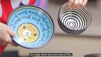 Mangkuk yang dimiliki oleh Seulgi Red Velvet juga tampak menggemaskan. Ia memamerkan dua favoritnya, yaitu mangkuk keramik dengan motif ikan dan spiral. Foto: YouTube Hi Seulgi