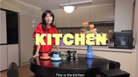 Seulgi Red Velvet tak lagi tinggal di dormitory bersama anggota yang lain, tapi sudah memiliki apartemen sendiri. Dalam konten home tour, Seulgi memamerkan tampilan dapurnya yang mungil. Foto: YouTube Hi Seulgi