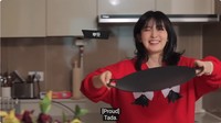 Wajan unik di rumahnya juga turut dipamerkan, wajan ini sangat datar dengan warna hitam legam. Wajan itu menjadi favorit Seulgi karena tidak lengket, biasanya Seulgi memanggang daging babi di atasnya. Foto: YouTube Hi Seulgi