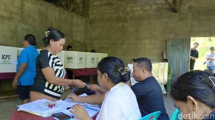 Suasana PSU yang berlangsung di TPS 24, Desa Noelbaki, Kecamatan Kupang Tengah, Kabupaten Kupang, NTT, Sabtu (24/2/2024). (Simon Selly/detikBali)