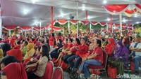 Para pengunjung terlihat sangat menikmati pertunjukan.