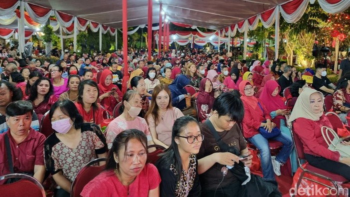 Suasana warga tumplek blek di perayaan Cap Go Meh di Balai Kota Surabaya.