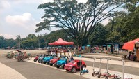 Anak-anak dapat menyewa beragam kendaraan kecil seperti sepeda listrik, motor dan mobil mini, becak, dan scooter dengan tarif Rp 10 ribu sampai Rp 15 ribu rupiah selama 15 menit. (Foto: Elia Amaliana/detikJabar)