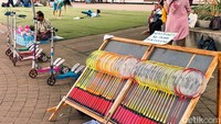 Untuk yang ingin berolahraga disini tersedia sewa alat bulu tangkis. Dengan membayar Rp 10 ribu rupiah anda akan mendapatkan satu pasang raket dan satu bola bulu tangkis dengan waktu bermain sepuasnya. (Foto: Elia Amaliana/detikJabar)