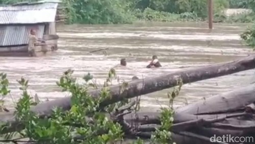Tangkapan layar evakuasi empat orang terjebak banjir di rumah kebun di Desa Siru, Kecamatan Lembor, Manggarai Barat, NTT.