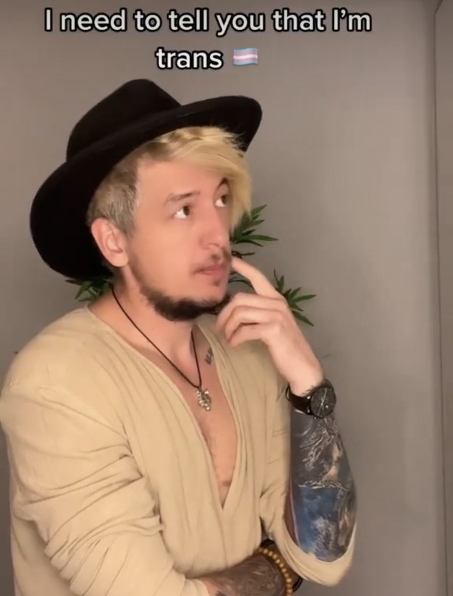 “Aku selalu ingin memiliki anak kandung tetapi tidak ingin hamil. Kami menggunakan kedua telur kami untuk memulai sebuah keluarga sehingga kami masing-masing memiliki hubungan biologis,” ungkap Taylor, seperti dikutip Daily Mail. Foto: Dok. Instagram