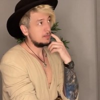 “Aku selalu ingin memiliki anak kandung tetapi tidak ingin hamil. Kami menggunakan kedua telur kami untuk memulai sebuah keluarga sehingga kami masing-masing memiliki hubungan biologis,” ungkap Taylor, seperti dikutip Daily Mail. Foto: Dok. Instagram