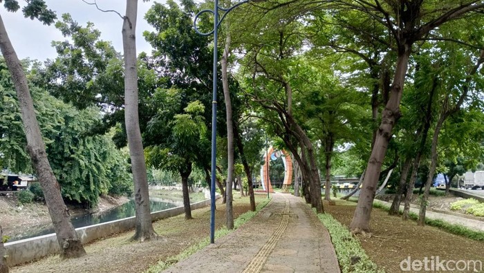 Tiang lampu Taman di Kelapa Gading dicuri. (Devandra/detikcom)