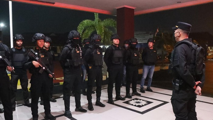 Tim Patroli Presisi Siraju Polres Jepara saat menggelar patroli kamtibmas di kawasan Pantai Bandengan, Jepara, Minggu (25/2/2024) dini hari.
