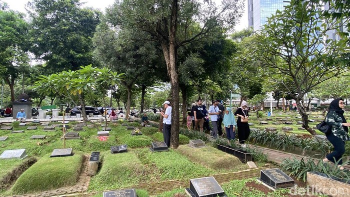 TPU Karet Bivak ramai peziarah. (Devi/detikcom)