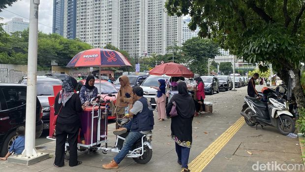 TPU Karet Bivak ramai peziarah. (Devi/detikcom)