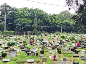 TPU Tanah Kusir Mulai Ramai Peziarah Jelang Bulan Ramadan