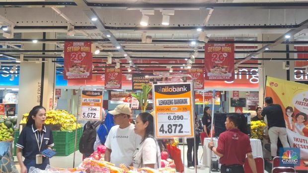 Pengunjung menyerbu buah dan sayuran di Transmart Kota Kasablanka, Jakarta, MInggu (25/2/2024) (CNBC Indonesia/Khoirul Anam)