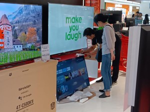 Beli TV Dapat Diskon Gede di Transmart Full Day Sale Kokas, Pelanggan Ini Happy!
