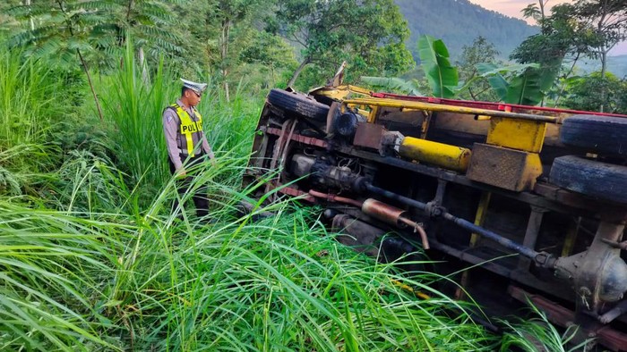 Truk masuk jurang di Pasuruan