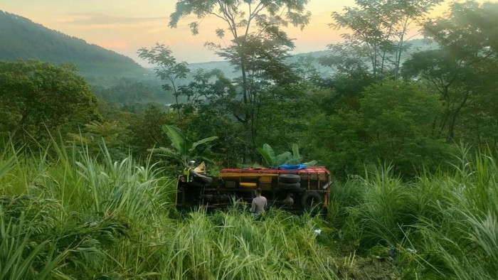 Truk masuk jurang di Pasuruan