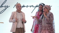 Zaloraya 2024 menghadirkan beberapa brand lokal untuk tampil pada fashion show kemarin. Ria Atelier tampil dengan 10 tunik koleksinya dengan memadukan produk Ria Atelier dengan sendal Temali dan tas Bagsi yang memukau para pengunjung. Produk kolaborasi ini bisa didapatkan secara exclusive hanya di website maupun aplikasi Zalora Indonesia, Malaysia, dan Singapore.