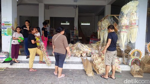 Warga mulai membeli hiasan penjor menjelang Galungan di lingkungan Tampuagan, Karangasem, Bali, Minggu (25/2/2024). (Foto: I Wayan Selamat Juniasa/detikBali)