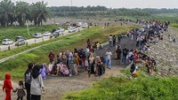 Warga menikmati pemandangan suasana bendungan di Bendungan Karian, Lebak, Banten, Minggu (25/2/2024).