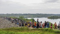 Bendungan tersebut ramai dikunjungi warga untuk berswafoto serta menikmati pemandangan bendungan.