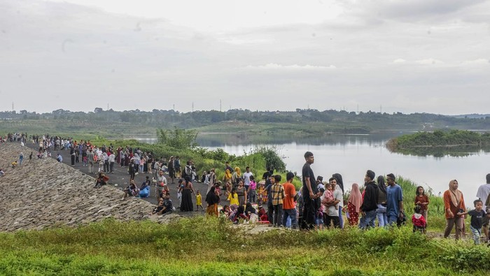 Warga menikmati pemandangan suasana bendungan di Bendungan Karian, Lebak, Banten, Minggu (25/2/2024). Bendungan Karian yang telah diresmikan oleh Presiden Joko Widodo pada Januari 2024 tersebut ramai dikunjungi warga untuk berswafoto serta menikmati pemandangan bendungan dan kini menjadi salah satu objek wisata baru di Kabupaten Lebak. ANTARA FOTO/Muhammad Bagus Khoirunas/foc.