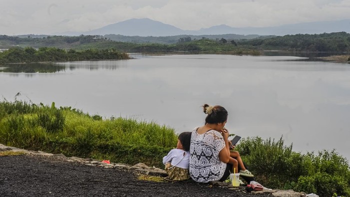 Warga menikmati pemandangan suasana bendungan di Bendungan Karian, Lebak, Banten, Minggu (25/2/2024). Bendungan Karian yang telah diresmikan oleh Presiden Joko Widodo pada Januari 2024 tersebut ramai dikunjungi warga untuk berswafoto serta menikmati pemandangan bendungan dan kini menjadi salah satu objek wisata baru di Kabupaten Lebak. ANTARA FOTO/Muhammad Bagus Khoirunas/foc.