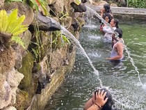 Wisata Spiritual Bak Tirta Empul di Penglukatan Pura Desa Aan Klungkung