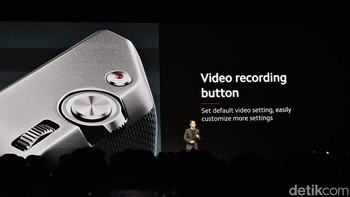 Xiaomi turut memberikan aksesori yang menyulap HP ini menjadi sebuah perangkat kamera sungguhan. Foto: Agus Tri Haryanto/detikINET