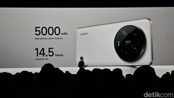 Xiaomi 14 Ultra ditenagai oleh baterai lebih besar 5.000mAh dengan HyperCharge 90W bersama dengan teknologi wireless HyperCharge terbaru 80W. Foto: Agus Tri Haryanto/detikINET