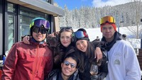 Adalagi keseruan saat pria kelahiran 1995 ini minum-minum santai bersama istri dan teman-temannya usai bermain Ski. Seru ya? Foto: Instagram @yakuphasibuan