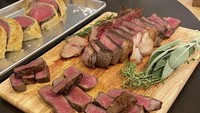 Ini dia steak yang ia nikmati bersama teman-temannya. Steaknya dimasak medium rare yang tampak juicy. Foto: Instagram @yakuphasibuan