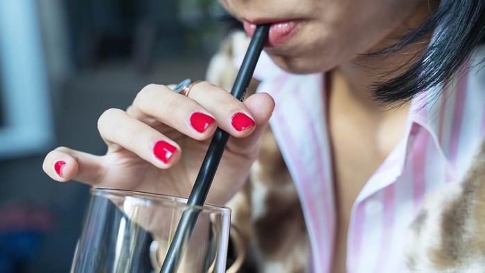 Minum Pakai Sedotan Bikin Wajah Cepat Keriput? Dokter Ungkap Faktanya
