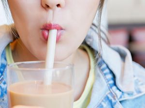 Apa Benar Minum Pakai Sedotan Bikin Kulit Cepat Keriput?