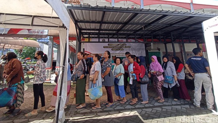 8 Ton Beras Habis Diserbu Ratusan Warga Blitar