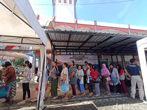 8 Ton Beras Murah Ludes Diserbu Ratusan Warga Blitar