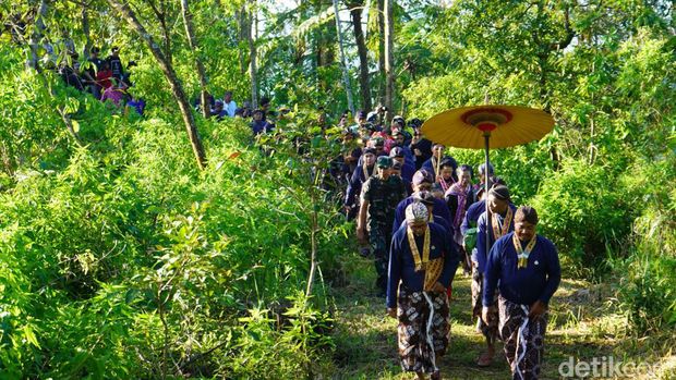 Abdi Dalem melakukan ritual Labuhan Merapi di Pelataran Srimanganti, Lereng Merapi, Kapanewon Cangkringan, Kabupaten Sleman, Minggu, (11/2/2024).
