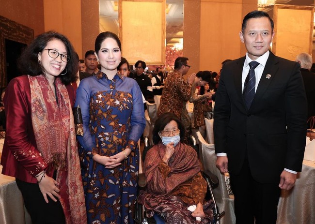 Ibu satu anak ini tampak mengenakan gaun bernuansa biru dengan aksen transparan di lengan. Foto: Instagram/@agusyudhoyono