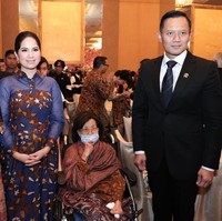 Ibu satu anak ini tampak mengenakan gaun bernuansa biru dengan aksen transparan di lengan. Foto: Instagram/@agusyudhoyono